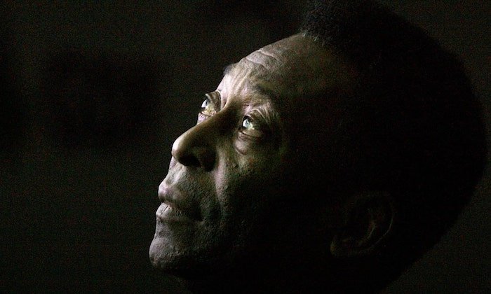 Zemřel trojnásobný světový šampion Pelé. Kondolují i Fousek, Šilhavý, Ujfaluši či Souček...