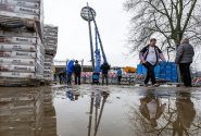 Na vyhlížený hradecký stadion se vrátilo první "lízátko". Proč celkové náklady vyrostly o necelých 60 milionů?