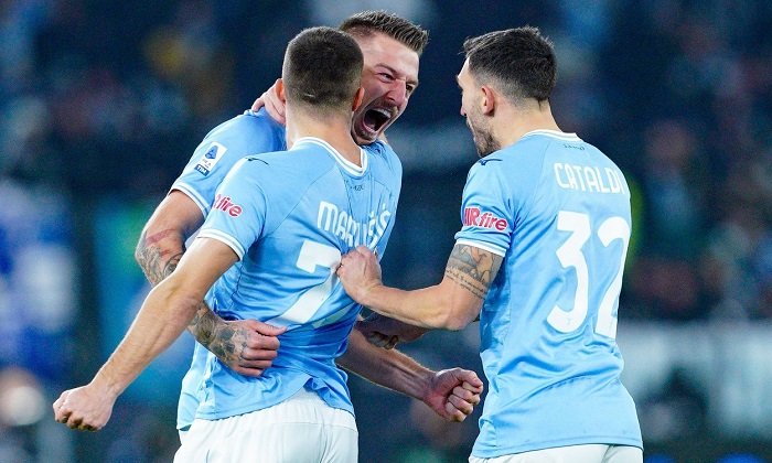 Neapol zapsala další ztrátu. Lazio přežilo přestřelku. AC si zajistilo Ligu mistrů