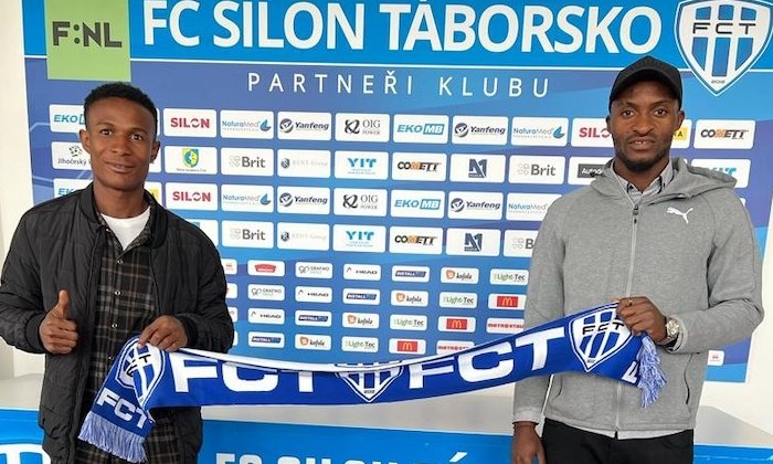 Táborsko nepřestává zbrojit. Vozábal zahájil týden podpisem dvou nigerijských mladíků z Karlových Varů