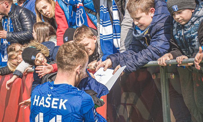 Češi v zahraničí: Hašek konečně debutoval v Ekstraklase. Jak se dařilo Sáčkovi, Mackovi, Frýdkovi či Chalušovi?