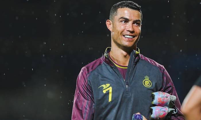 Smolný večer Ronalda? Žlutá karta, zrušená penalta i vstřelený gól a provokace s máváním dresů Messiho