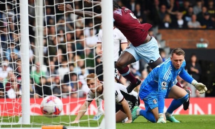 Review: Fulham - West Ham. Vlastní branka v první půli rozhodla o výhře Kladivářů