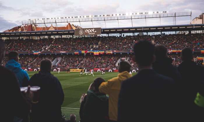 V LM je Sparta na hraně a zástupci UEFA musí občas přivřít oči. I proto přesvědčuje FAČR, aby se začalo stavět na Strahově