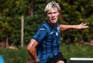 United a PSG touží po dánské kometě Hojlundovi. Atalanta požaduje vyšší částku