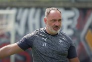 Trenér Slavie se už těšil, že bude mít dalšího středového hráče, ale musí si počkat