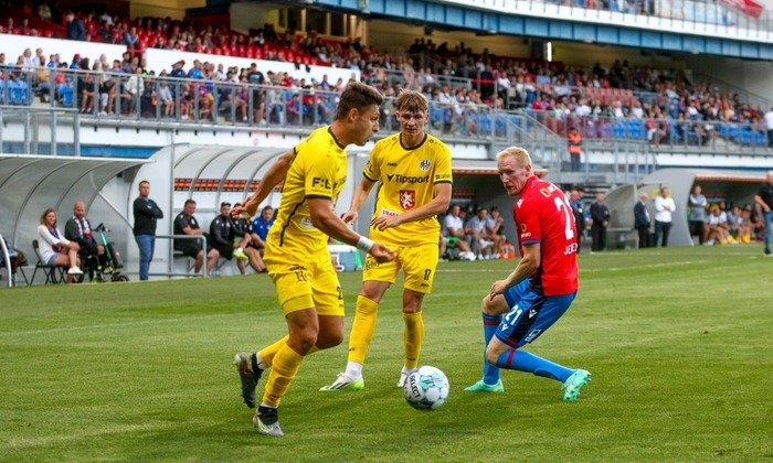 Slavia i Sparta vezou z venku tři body. Prokletí Plzně trvá