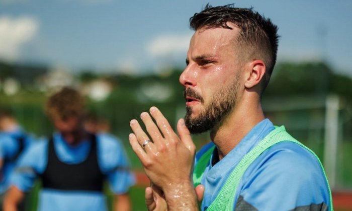 Návrat do rodné země se odkládá, Hromadu získá trojnásobný mistr rumunské ligy. Za kolik ho Slavia pouští?