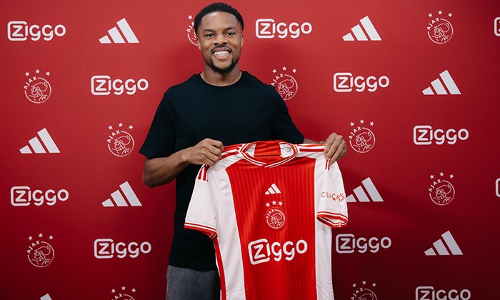 Bývalé zázračné dítě Arsenalu Akpom dostane v 27 letech šanci se ukázat. Z druhé anglické ligy ho přivedl Ajax