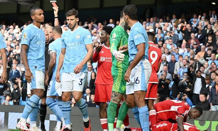 Review: Manchester City - Nottingham. Citizens i přes Rodriho vyloučení nadále zůstávají v lize stoprocentní