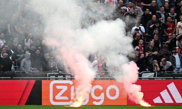 Ostuda v Nizozemsku. Fanoušci Ajaxu způsobili přerušení derby