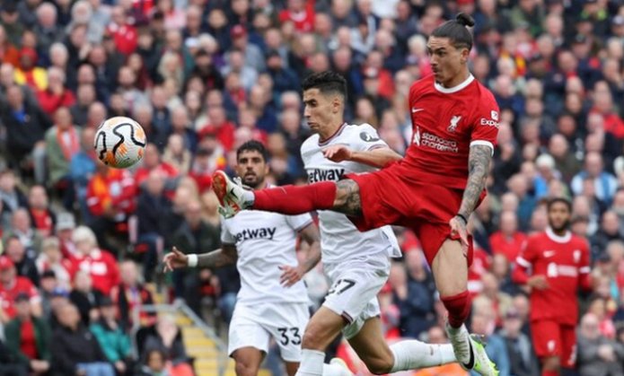 Review: Liverpool - West Ham. Salah s Núňez nasměrovalo Reds k důležitým bodům proti Kladivářům