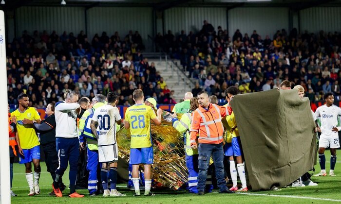 Ajaxu přerušili další zápas. Brankář soupeře bojoval o život