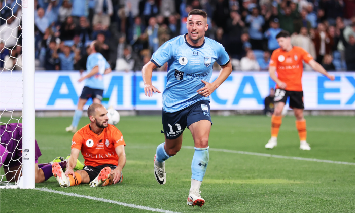 Ještě nedávno Mak pyšně pózoval s trofejí, po třech zápasech A-League už má ale v Sydney nového šéfa