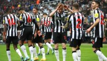Po jednapadesáti letech Newcastle přehrál United podruhé v řadě. Howe se ale obává o svou jedničku