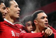 Liverpool spasil v přestřelce Alexander-Arnold, Spurs na Etihad Stadium neprohráli, Coufal si připsal asistenci č. 5