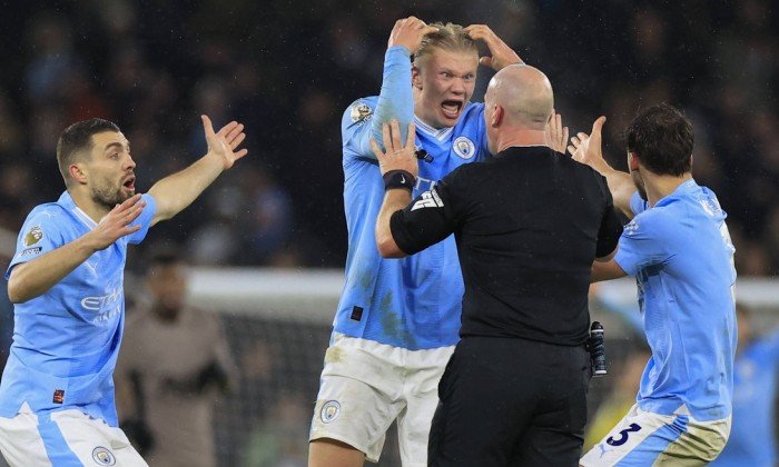 Jsou milionáři, ale nemají čas utrácet peníze, stěžují si v Anglii. Odbory kvůli nabitému kalendáři hrozí stávkou