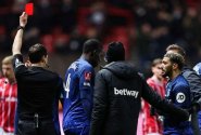 West Ham překvapivě končí v FA Cupu. Druholigový Bristol využil vyloučení Benrahmy a slaví senzační postup