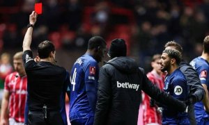 West Ham překvapivě končí v FA Cupu. Druholigový Bristol využil vyloučení Benrahmy a slaví senzační postup