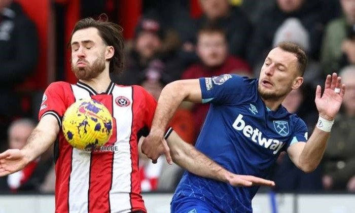 Už i Sheffield United je dvouciferný. Gólem z nastavení se navíc zapsal do historie Premier League