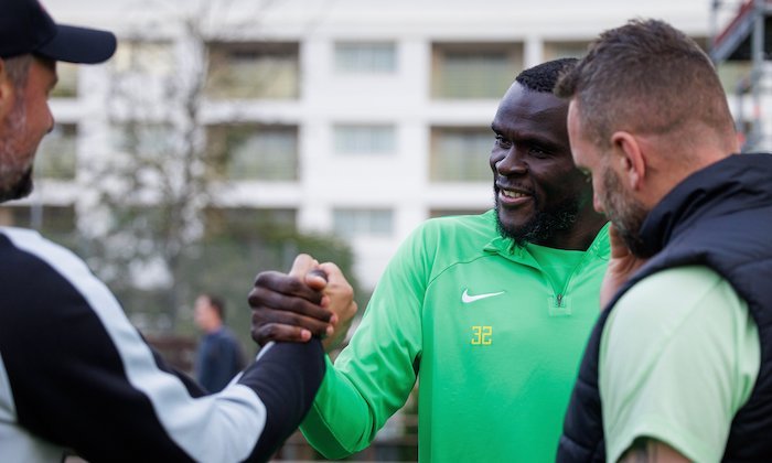 Ogbu je obránce budoucnosti, čeká ho skvělá kariéra, předvídá Ngadeu. Slavia má podle něj parádní tým