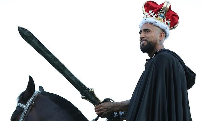 Vrtulník a jízda na koni v černém plášti s korunou na hlavě a mečem v ruce. Vidal se po 17 letech vrátil domů