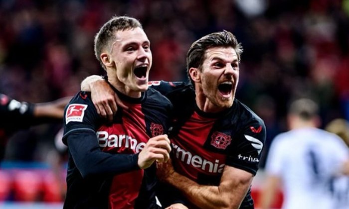 Leverkusen bude fandit nejbližším pronásledovatelům. Nechceme slavit titul na gauči, říká Hoffman