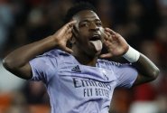 Vinícius Júnior zazářil na nenáviděné Mestalle dvěma góly. Real Madrid obral o výhru kontroverzní hvizd