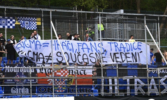 Uříznuté prasečí hlavy u stadionu v Olomouci? Policie zadržela cizince. Praktiky nejhorších mafiánů, děsí se vedení Sigmy