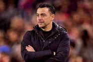 Xavi po vyhazovu z Barcelony nemá nouzi o nabídky. Po AC Milán si kouče oťukává Manchester United