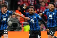 Leverkusen poprvé v sezoně prohrál. Sen Bayeru o treblu hattrickem rozprášil Lookman. Atalanta slaví historický triumf