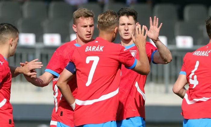 Jak vidí českou reprezentaci v zahraničí? Když se daří, hraje jako Brentford. Neumí na slabé, ale postup ze skupiny vybojuje