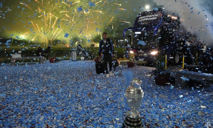 Velkolepé oslavy v ulicích Buenos Aires. Argentinské šampiony vítaly tisíce fanoušků, chyběl ale Messi. Kapitán zůstal v USA